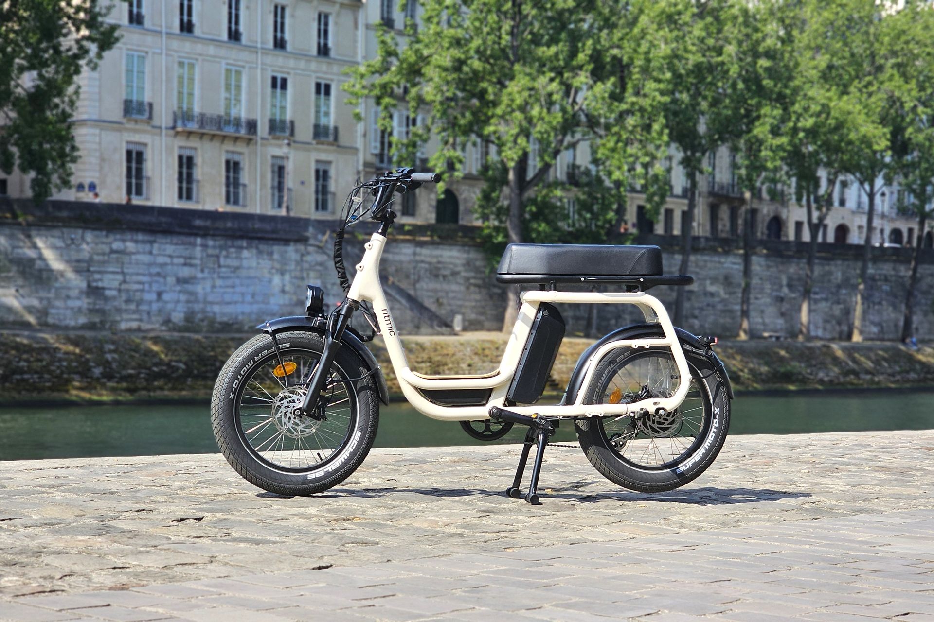 On a testé le Ritmic Duo, un biplace électrique bien équipé pour la ville et à l&rsquo;autonomie XXL