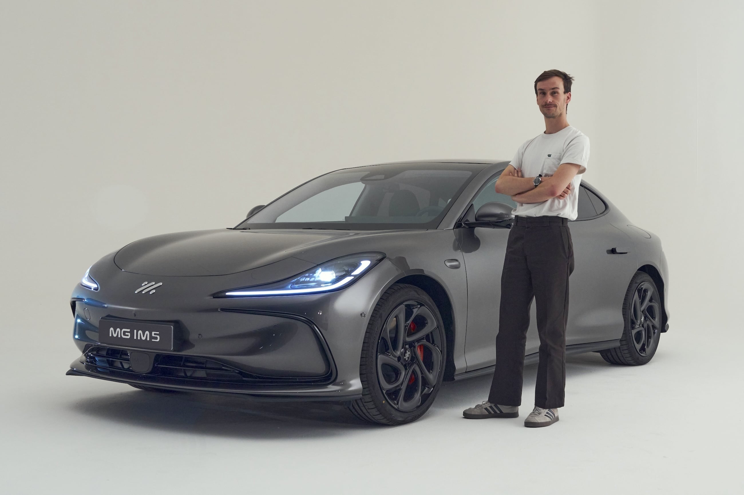 On est monté à bord de la MG IM5 : 750 ch et 710 km d’autonomie pour cette berline électrique chinoise, mais que vaut-elle réellement ?