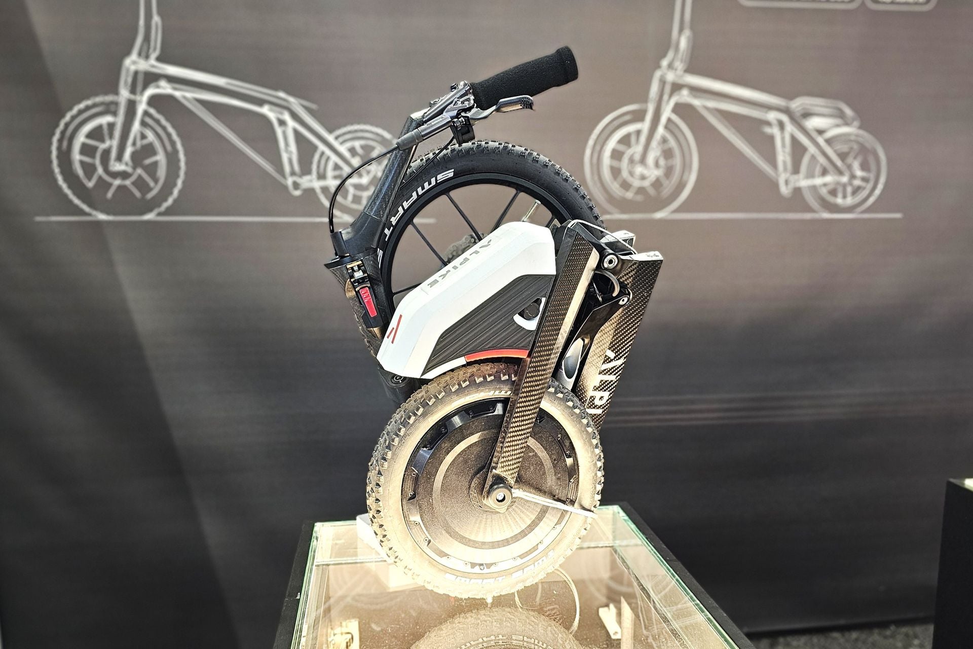 On a vu et essayé cette trottinette électrique qui ne pèse que 10 kg et se porte comme un sac à dos