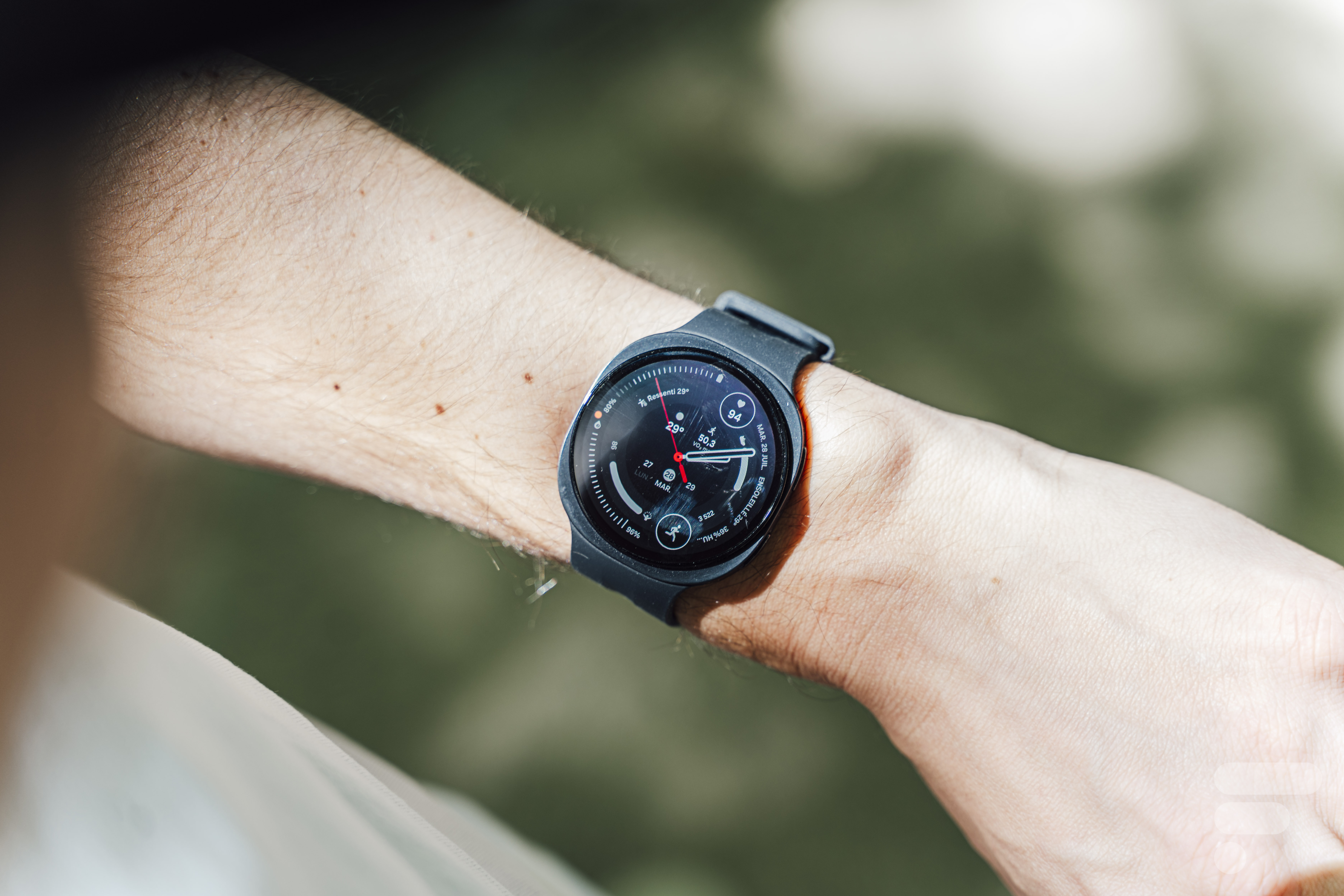 J&rsquo;ai testé la Galaxy Watch 9 : la montre de Samsung frôle l&rsquo;excellence, à un détail près
