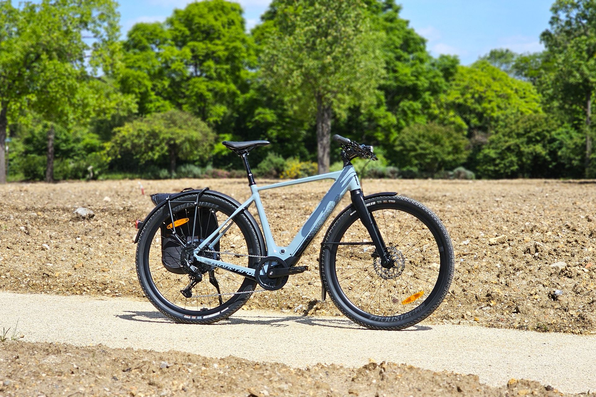 On a testé le Moustache Dimanche 29 Gravel 2 Flat Bar : le vélo gravel électrique civilisé qui marie avec brio ville et chemins