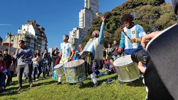 C’est seulement à la mi-temps que les chants et danses se sont manifestés. Buenos Aires, le 16 juin 2018. © Esther Meunier