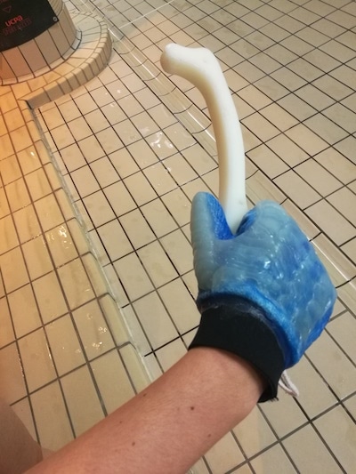 Une crosse, des gants, Natacha est prête à en découdre avec le palet dans le bassin.