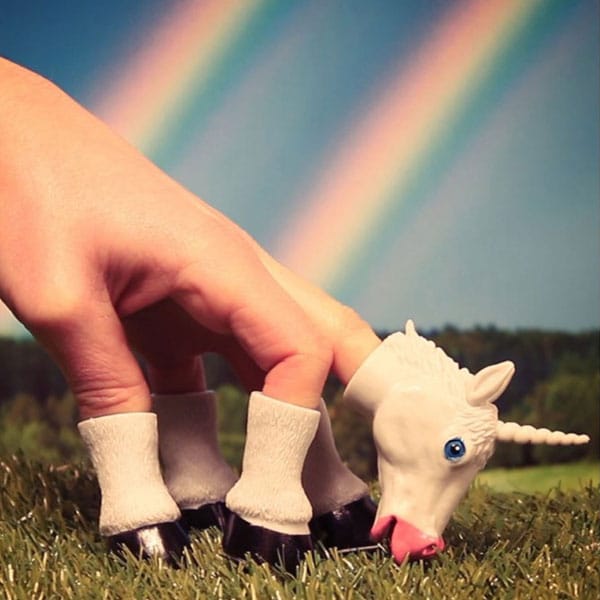 Transforme ta main en licorne avec cette idée cadeau mi-pourrie, mi-cool
