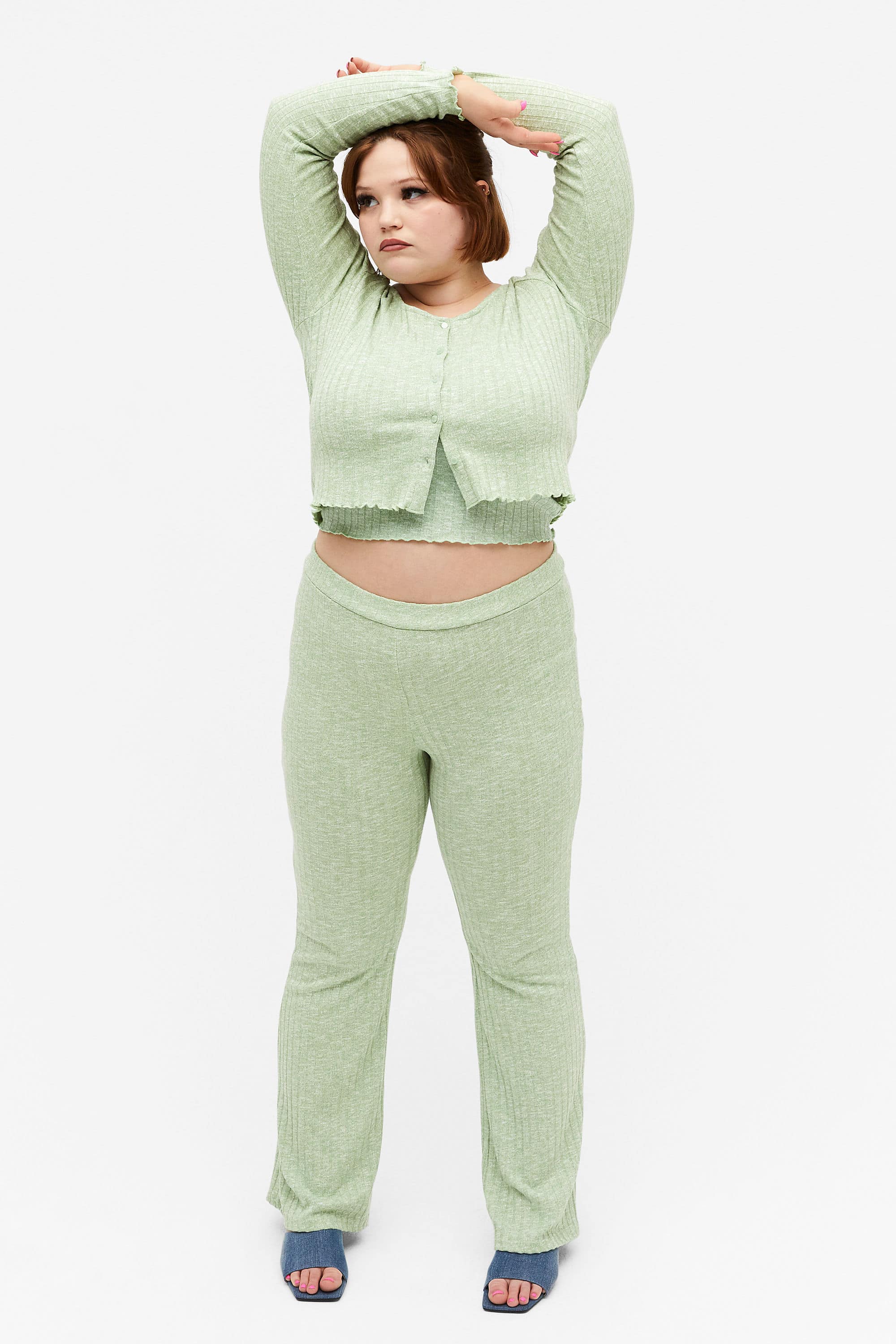 Pantalon en maille flare, Monki, 25 €.