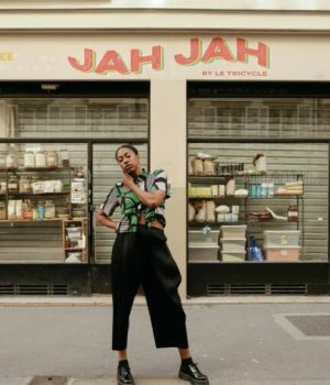 anaiis devant le restaurant Jah Jah pour l'opération Dr Martens Presents