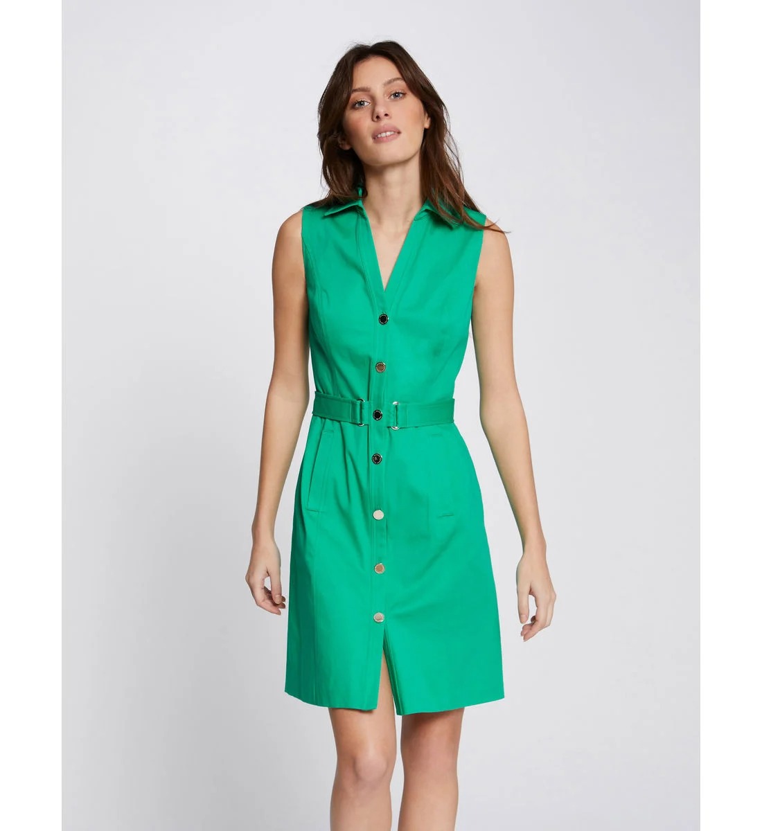 Robe sans manches, boutonnée sur le devant, avec ceinture, poches, et col revers, en 97% coton et 3% elasthane, Morgan, 49€ au lieu de 70€.