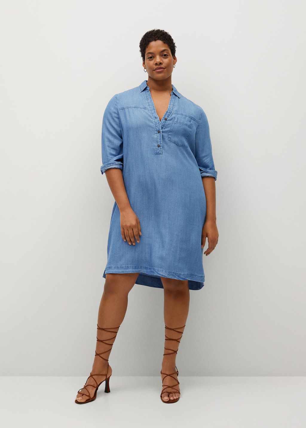 Robe façon denim à décolleté en V boutonné et col revers, en 100% lyocell, Violeta by Mango, 35,99€ au lieu de 49,99€.
