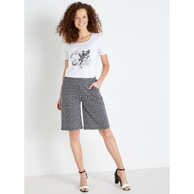 Lot de 2 bermudas (l'un complètement noir, l'autre imprimé), en 100% coton, Balsamik, 17,49€ le lot de 2 bermudas.