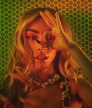 Bilal Hassani dans le clip de 