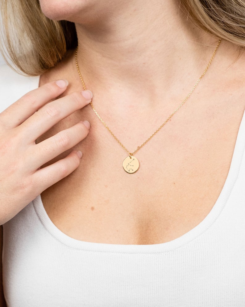 5 bijoux en forme de signe astro pour adopter la tendance déjà portée par Rihanna et Meghan Markle