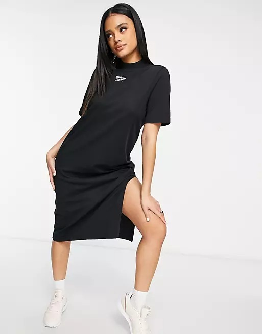 Détournées de leur fonction première, les robes de sport deviennent tendance pour le quotidien
