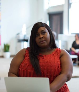 femme-ordinateur-vert