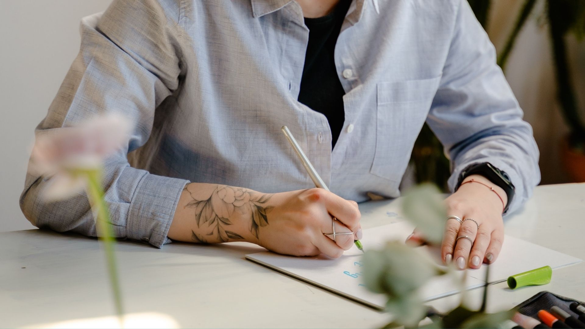 Femme écrivant une lettre. Crédit photo : Anthony Shkraba (Pexels)