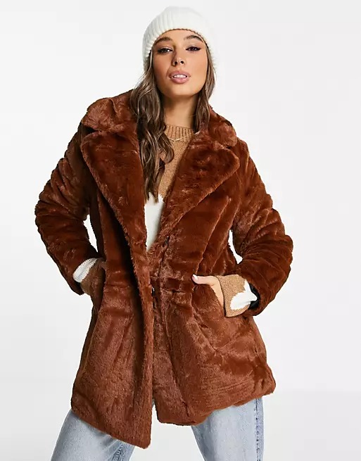 Ils sont beaux, ils sont chauds, ils sont dans la tendance de la saison, ces manteaux marron !