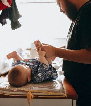 pere-change-couche-bebe-600 pere-change-couche-bebe-600