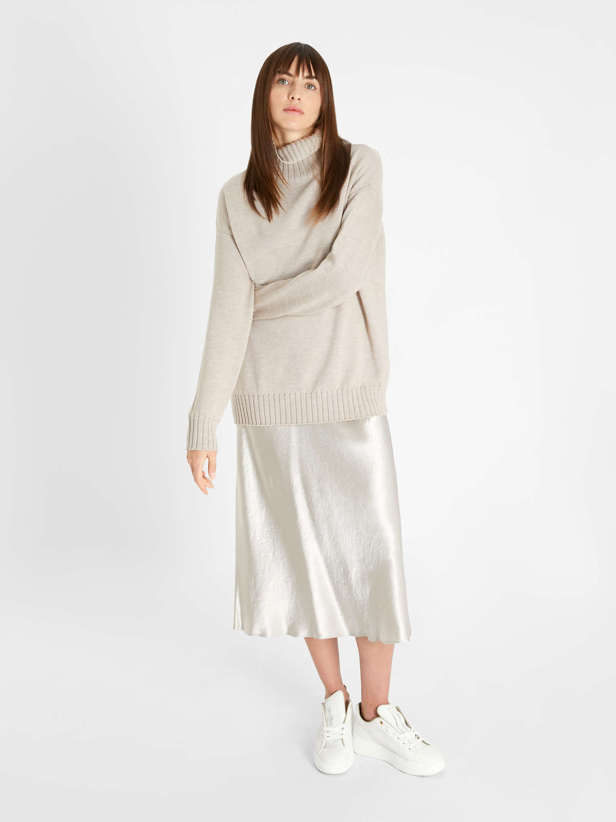 La jupe en satin est de retour cet automne et vous devez probablement déjà savoir comment la porter