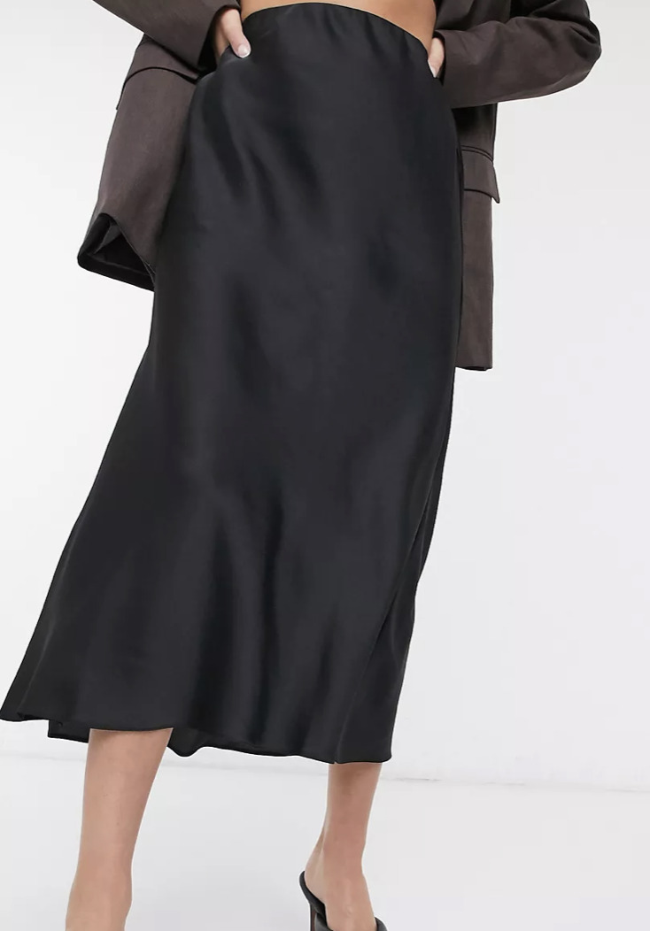 La jupe en satin est de retour cet automne et vous devez probablement déjà savoir comment la porter