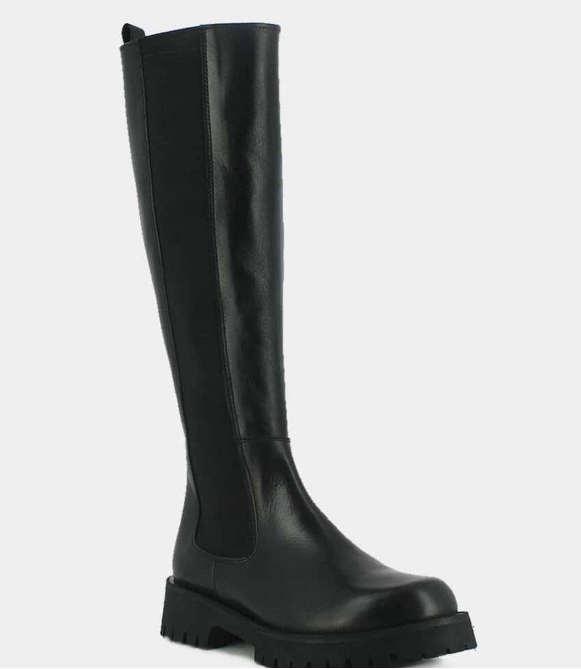 Les chunky boots hautes arrivent en force, pour marcher sur les pieds des relous avec style