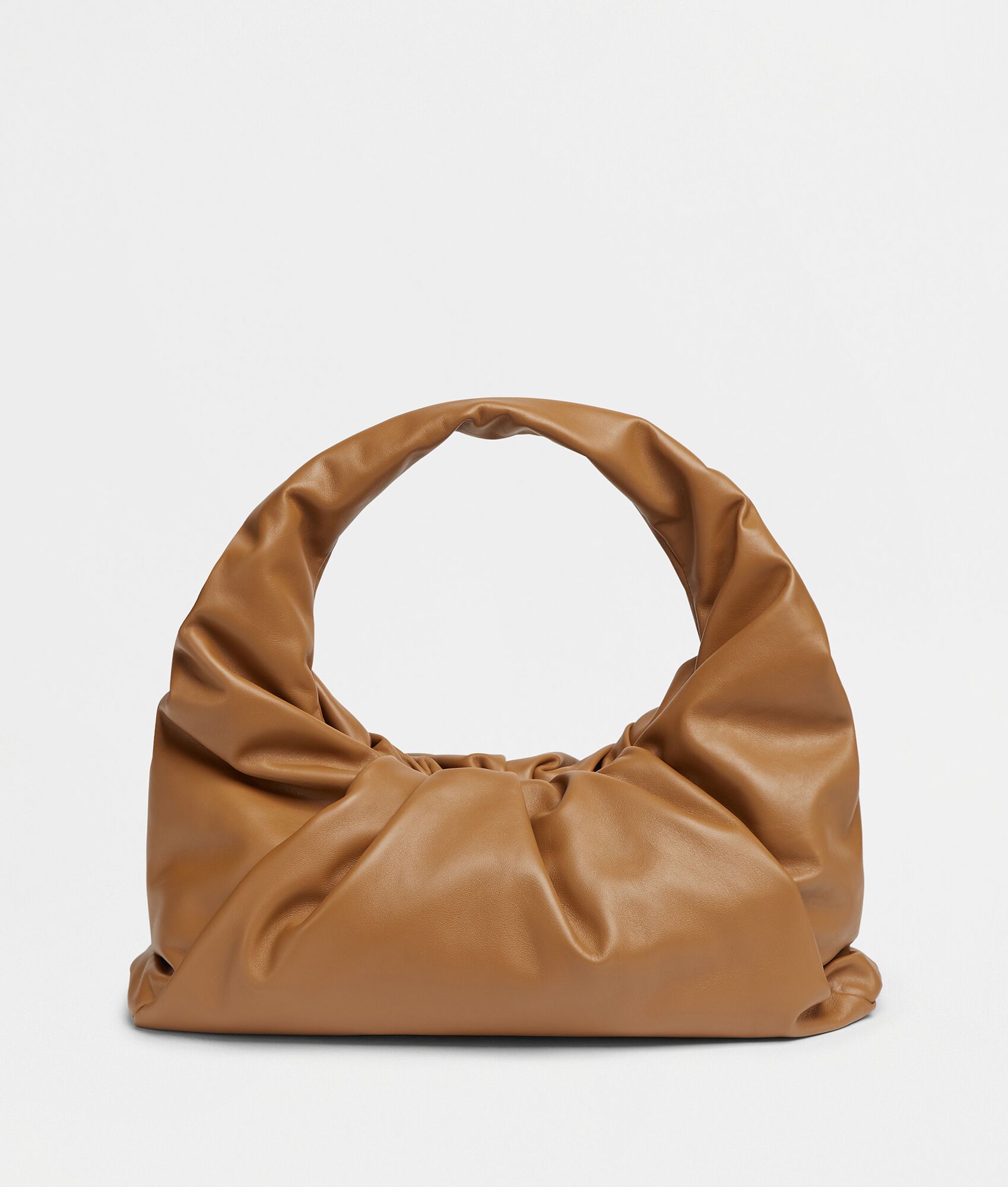 Sac porté épaule en cuir de veau, Bottega Veneta, 2200€.