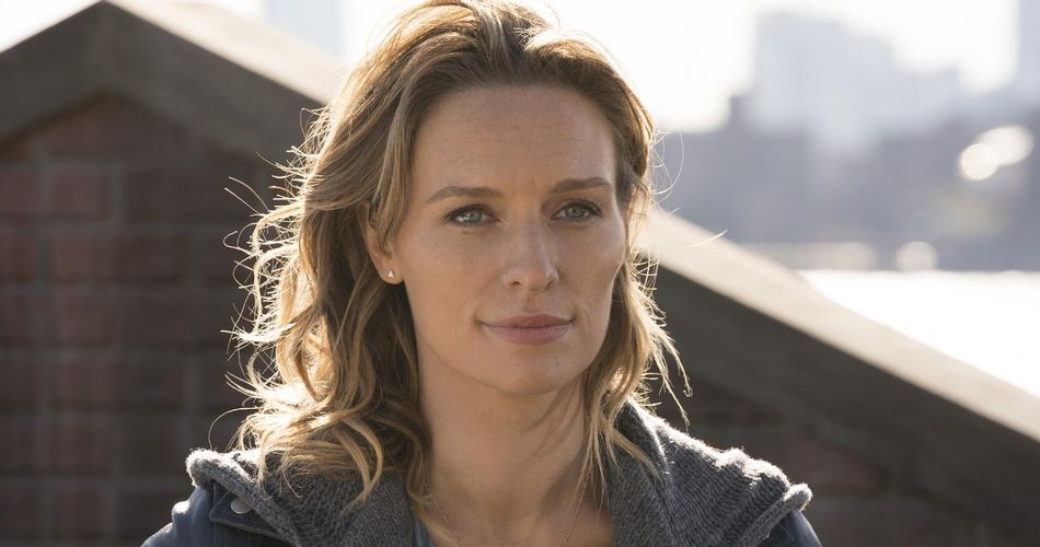 Les puristes reconnaîtront Michaela McManus, qui jouait Lindsey, la fiancée déchue de Lucas dans Les Frères Scott !