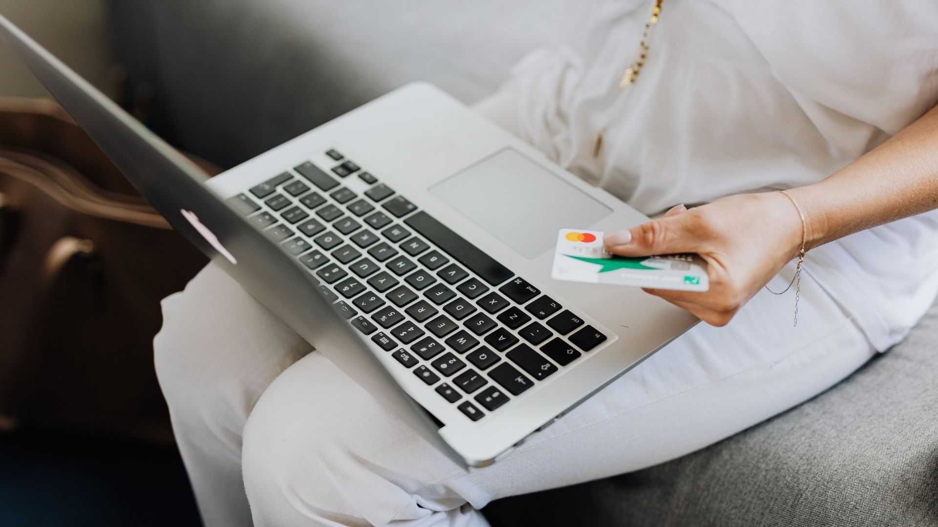 Personne surfant sur internet, une carte de crédit Mastercard à la main