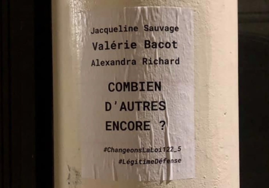 Un collage féministe disant "Jacqueline Sauvage, Valérie Bacot, Alexandra Richard, combien d'autres encore ?"