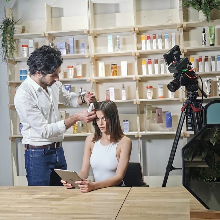 Hovig Etoyan en tournage dans son salon de coiffure (Instagram)