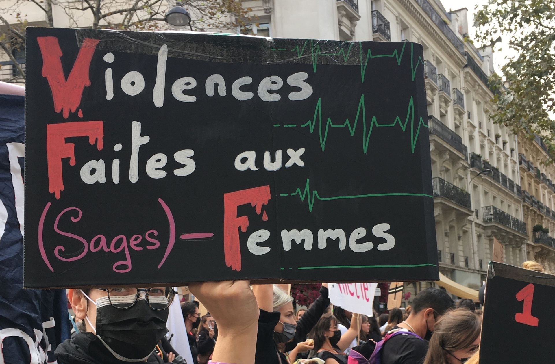 « Ras-le-col » et spéculums qui claquent : avec les sages-femmes qui manifestent à Paris