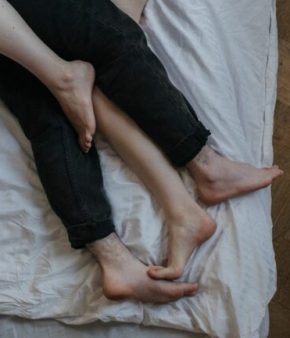 Couple enlacé allongé dans un lit