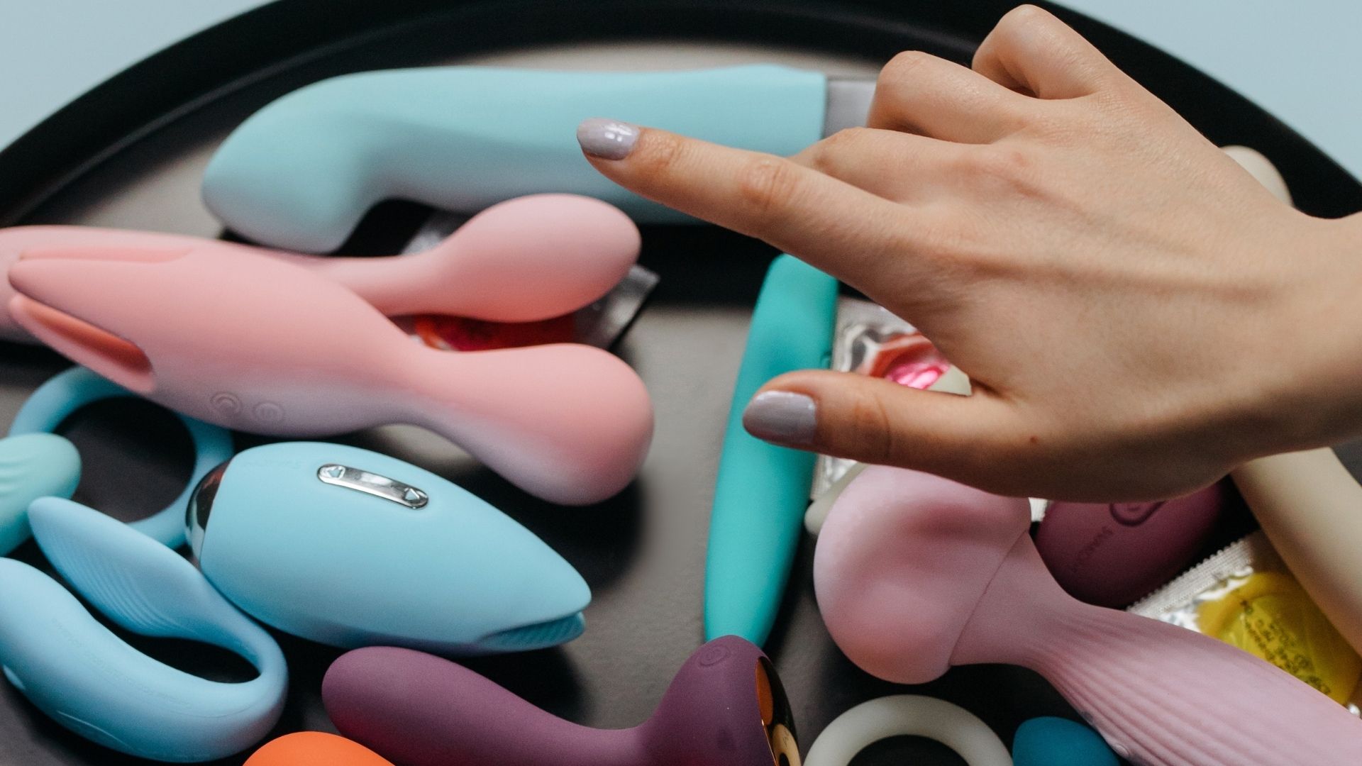 Des sextoys sur un plateau