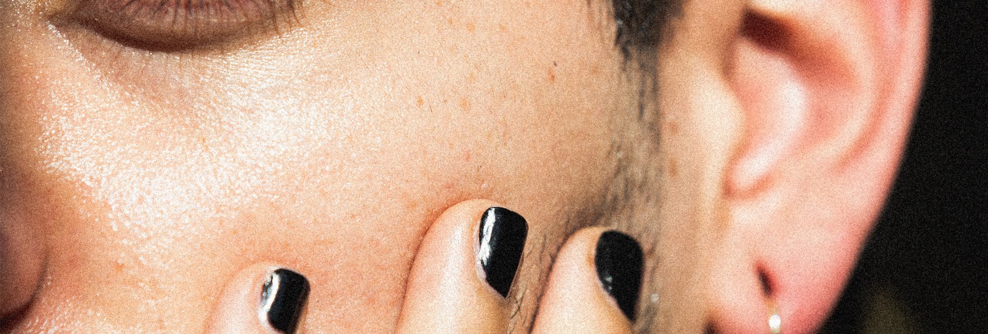 Un homme portant un vernis à ongles noir
