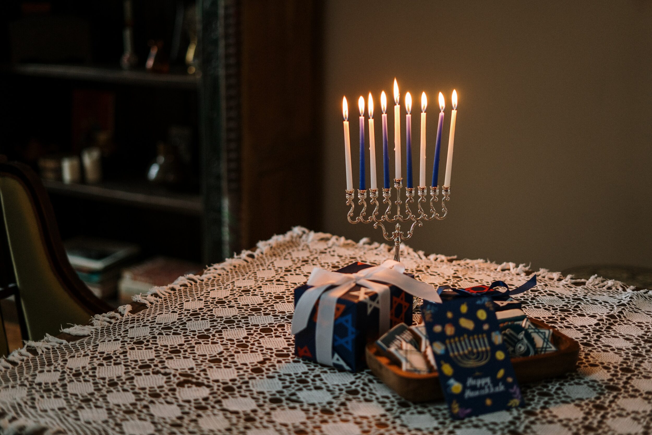 Bougies de Hanoukkah sur une table