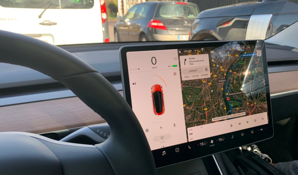 Les Tesla Peuvent Desormais S Arreter Seules Aux Feux Rouges