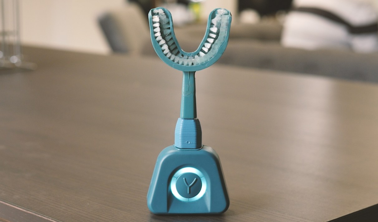 Y Brush On A Essaye La Brosse Bizarre Qui Lave Les Dents En 10 Secondes