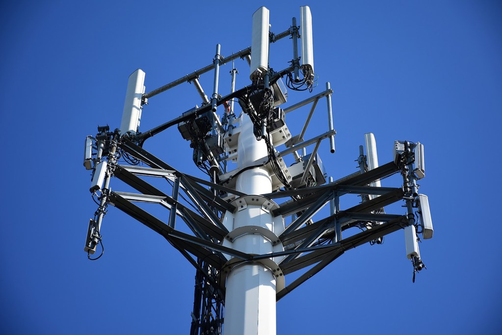 Pourquoi des antennes 5G sont-elles vandalisées en Europe ?