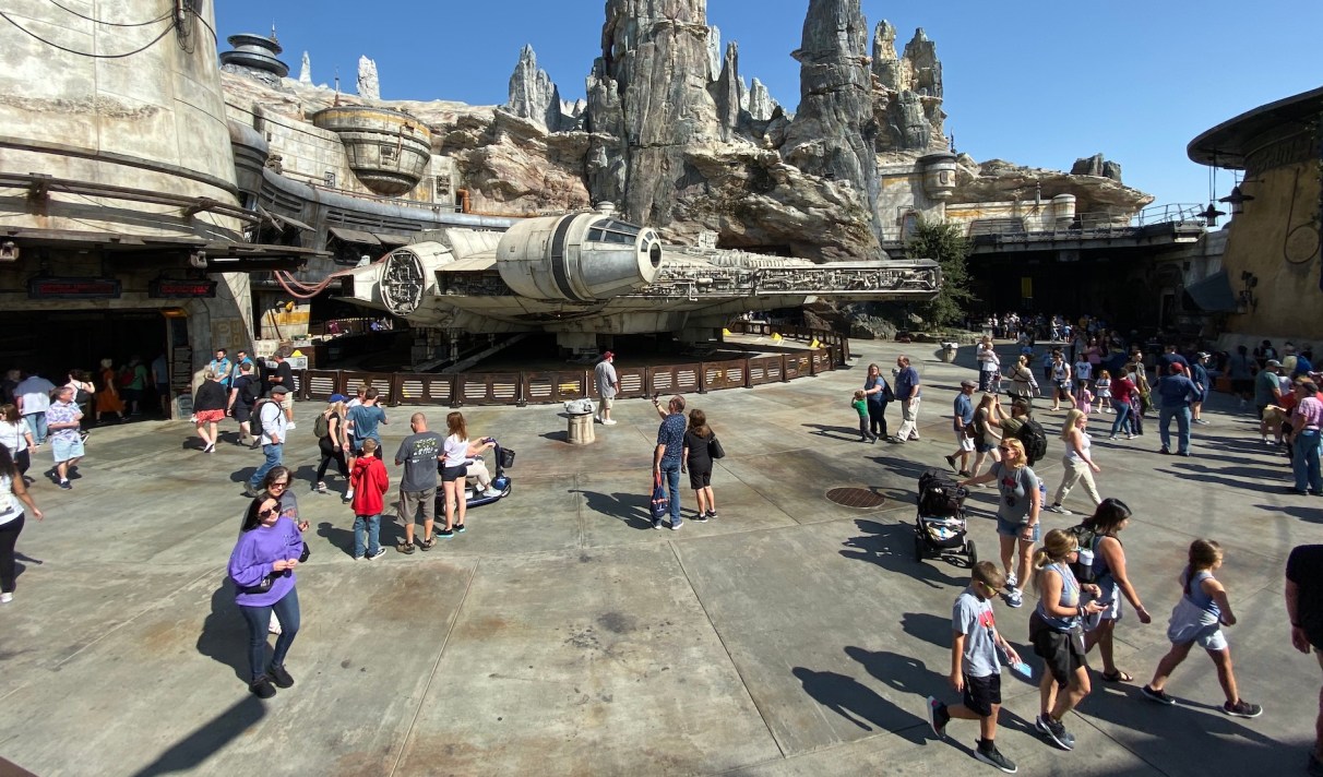 On A Visite Galaxy S Edge La Zone Star Wars Du Parc Disney De Californie