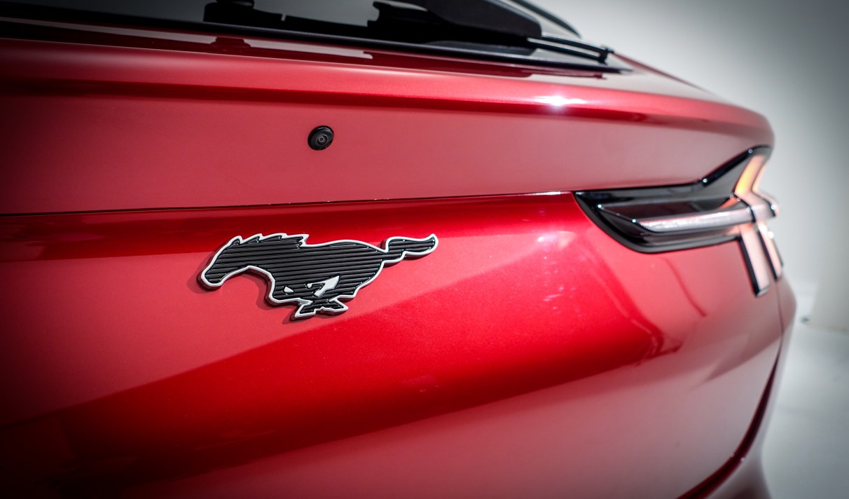 Ford Baisse Deja Le Prix Du Mach E Electrique Pour Battre Tesla Ford Baisse Deja Le Prix Du Mach E Electrique Pour Battre Tesla