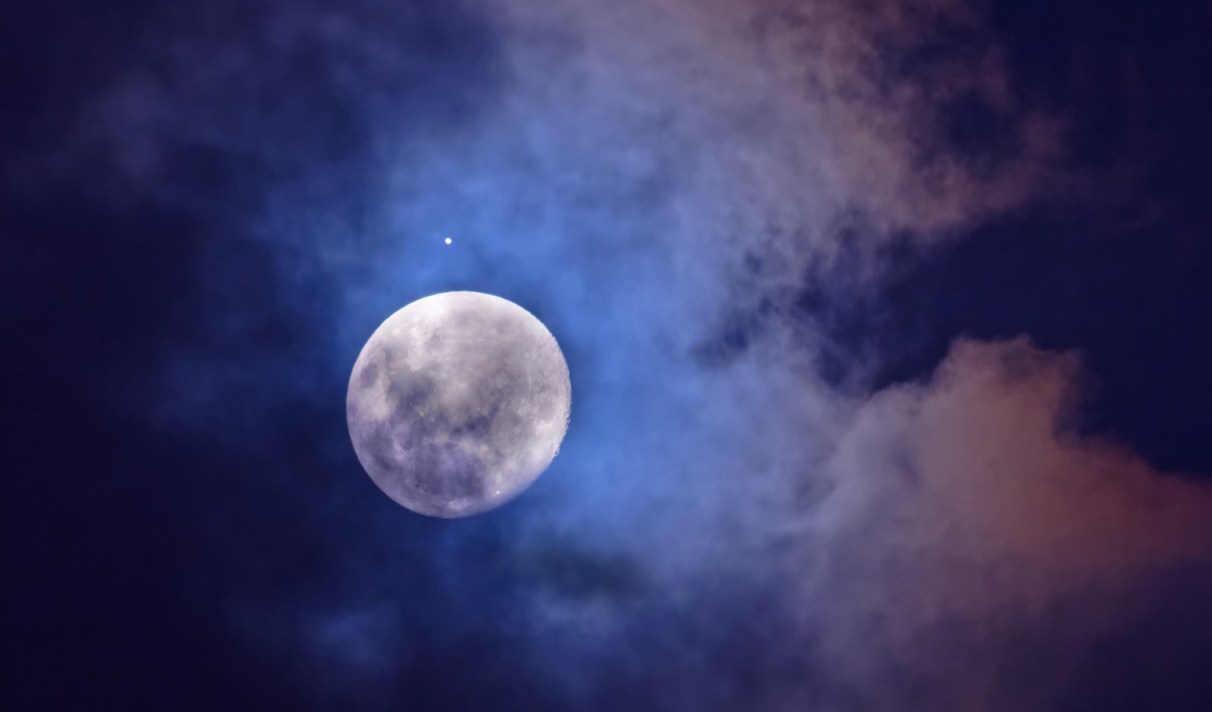 Ce Samedi Soir La Lune S Approche De Saturne Et Jupiter Ce Samedi Soir La Lune S Approche De Saturne Et Jupiter