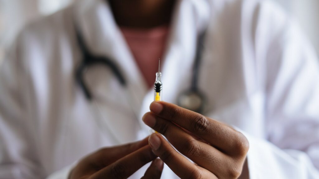 « On va avoir moins de flacons » : avec la 6e dose, Pfizer réduit ses livraisons de vaccin